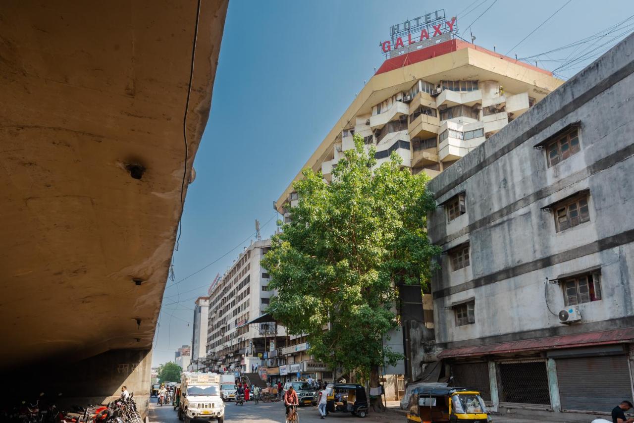 Hotel Galaxy Opp Surat Railway Station Exterior photo